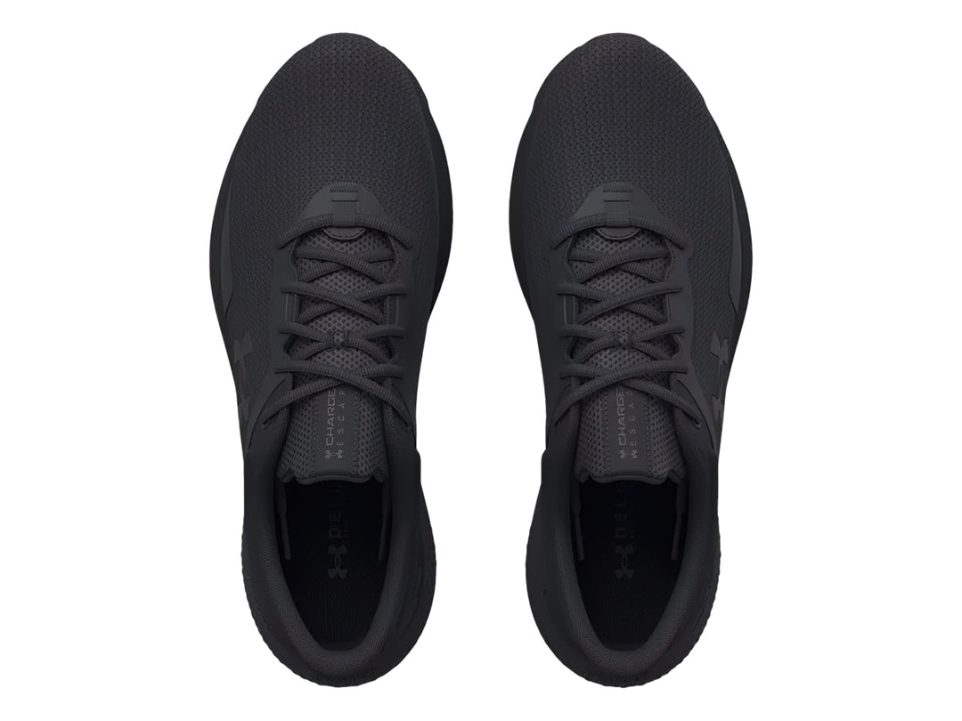 Tenis deportivos Under Armour Charged Escape 4 en color negro, vista lateral.