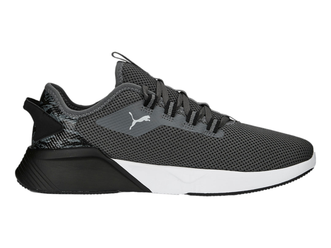 Tenis PUMA Retaliate 2 Camo color gris oscuro con suela blanca y talón negro.