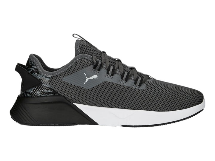 Tenis PUMA Retaliate 2 Camo color gris oscuro con suela blanca y talón negro.