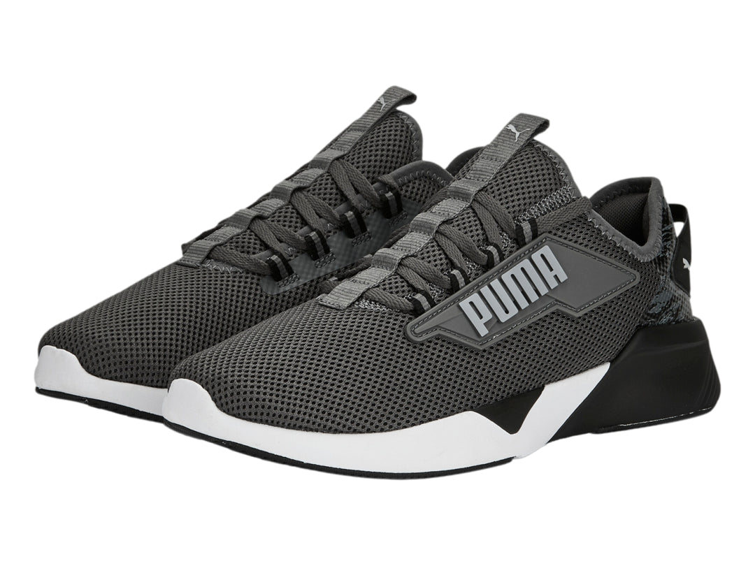 Tenis PUMA Retaliate 2 Camo color gris oscuro con suela blanca y talón negro.