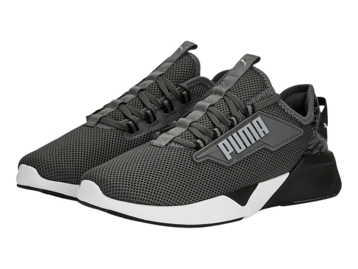 Tenis PUMA Retaliate 2 Camo color gris oscuro con suela blanca y talón negro.