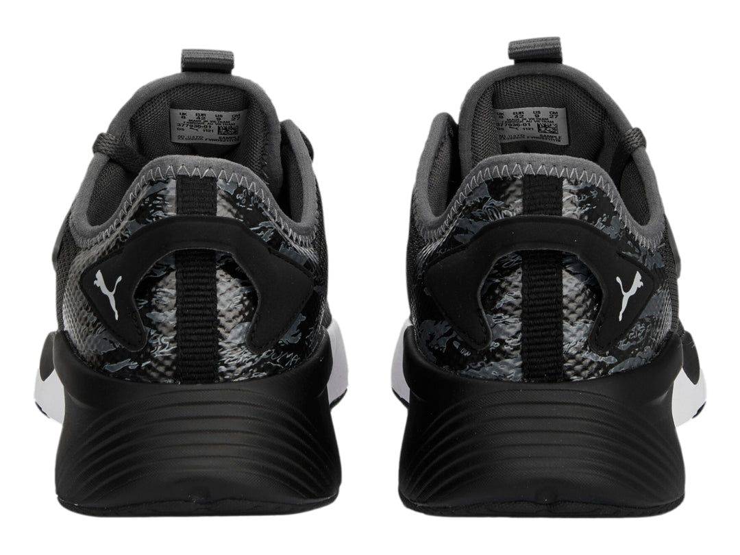 Tenis PUMA Retaliate 2 Camo color gris oscuro con suela blanca y talón negro.