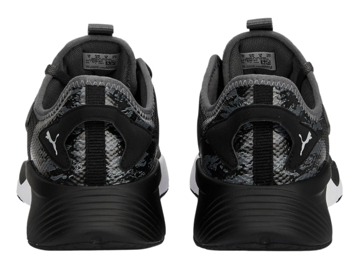 Tenis PUMA Retaliate 2 Camo color gris oscuro con suela blanca y talón negro.