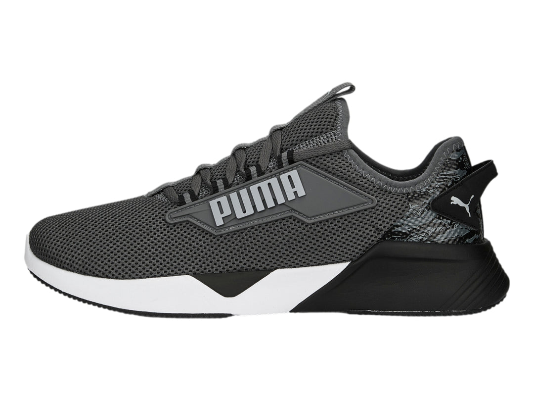 Tenis PUMA Retaliate 2 Camo color gris oscuro con suela blanca y talón negro.