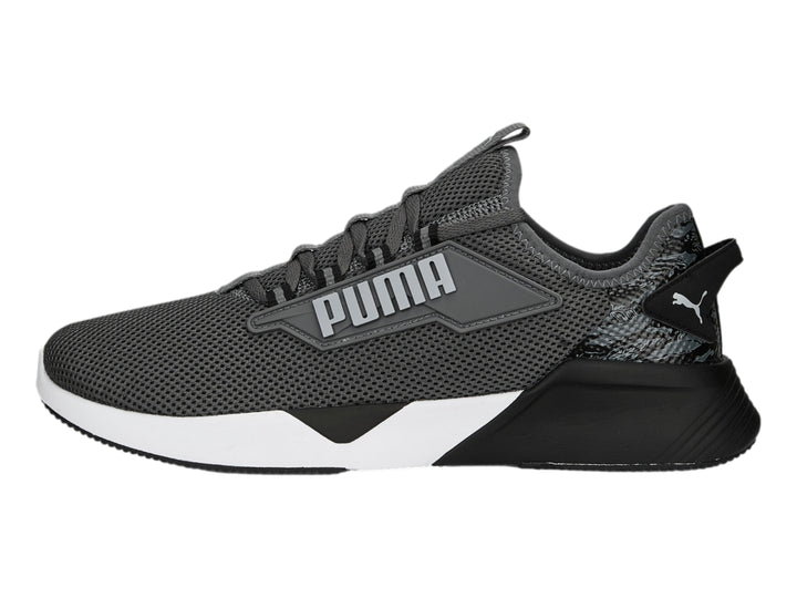 Tenis PUMA Retaliate 2 Camo color gris oscuro con suela blanca y talón negro.