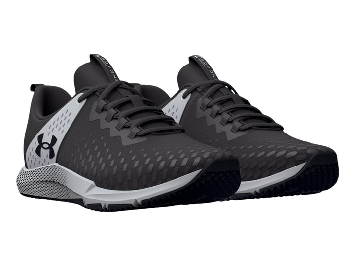 Tenis deportivos Under Armour Charged Engage 2 en color gris y blanco con suela texturizada.