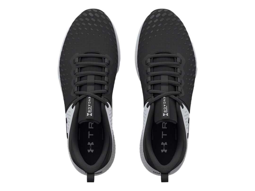 Tenis deportivos Under Armour Charged Engage 2 en color gris y blanco con suela texturizada.