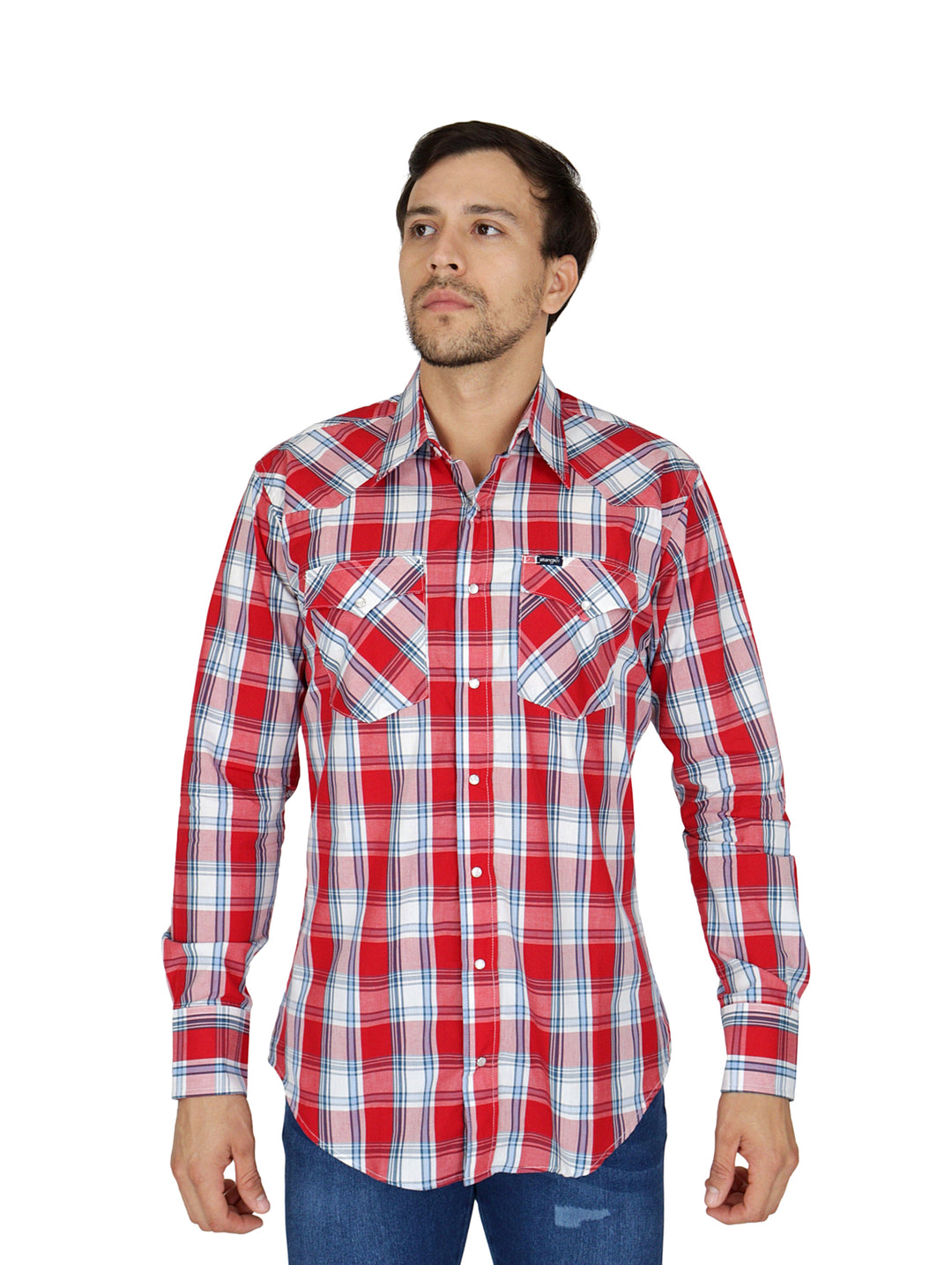 Hombre vistiendo camisa de manga larga a cuadros en colores rojo y blanco de la marca Wrangler.