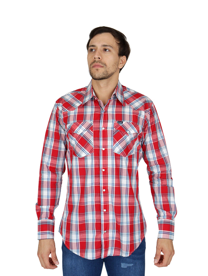 Hombre vistiendo camisa de manga larga a cuadros en colores rojo y blanco de la marca Wrangler.