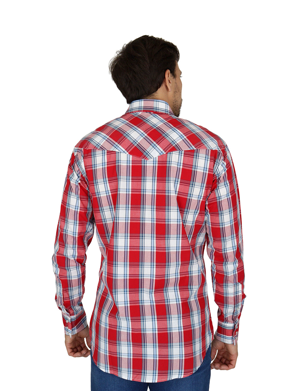 Hombre vistiendo camisa de manga larga a cuadros en colores rojo y blanco de la marca Wrangler.