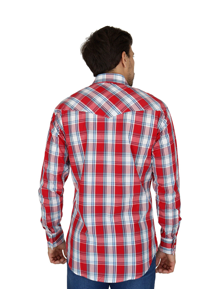 Hombre vistiendo camisa de manga larga a cuadros en colores rojo y blanco de la marca Wrangler.