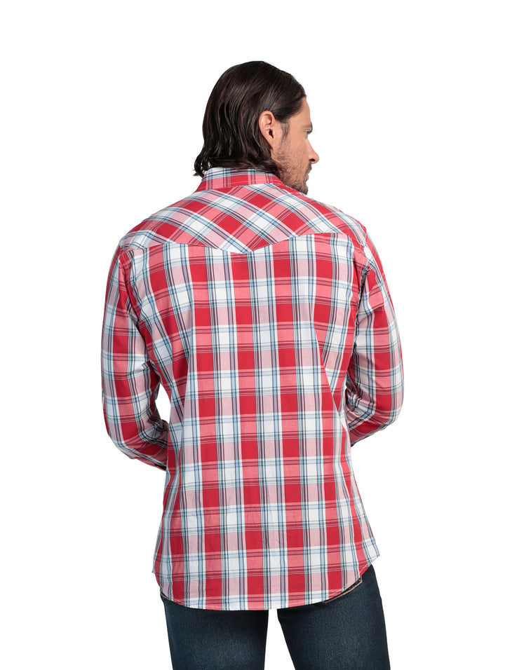 Hombre vistiendo camisa de manga larga a cuadros en colores rojo y blanco de la marca Wrangler.