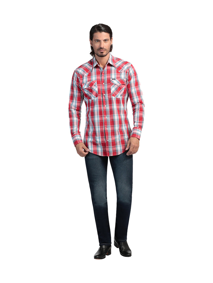 Hombre vistiendo camisa de manga larga a cuadros en colores rojo y blanco de la marca Wrangler.