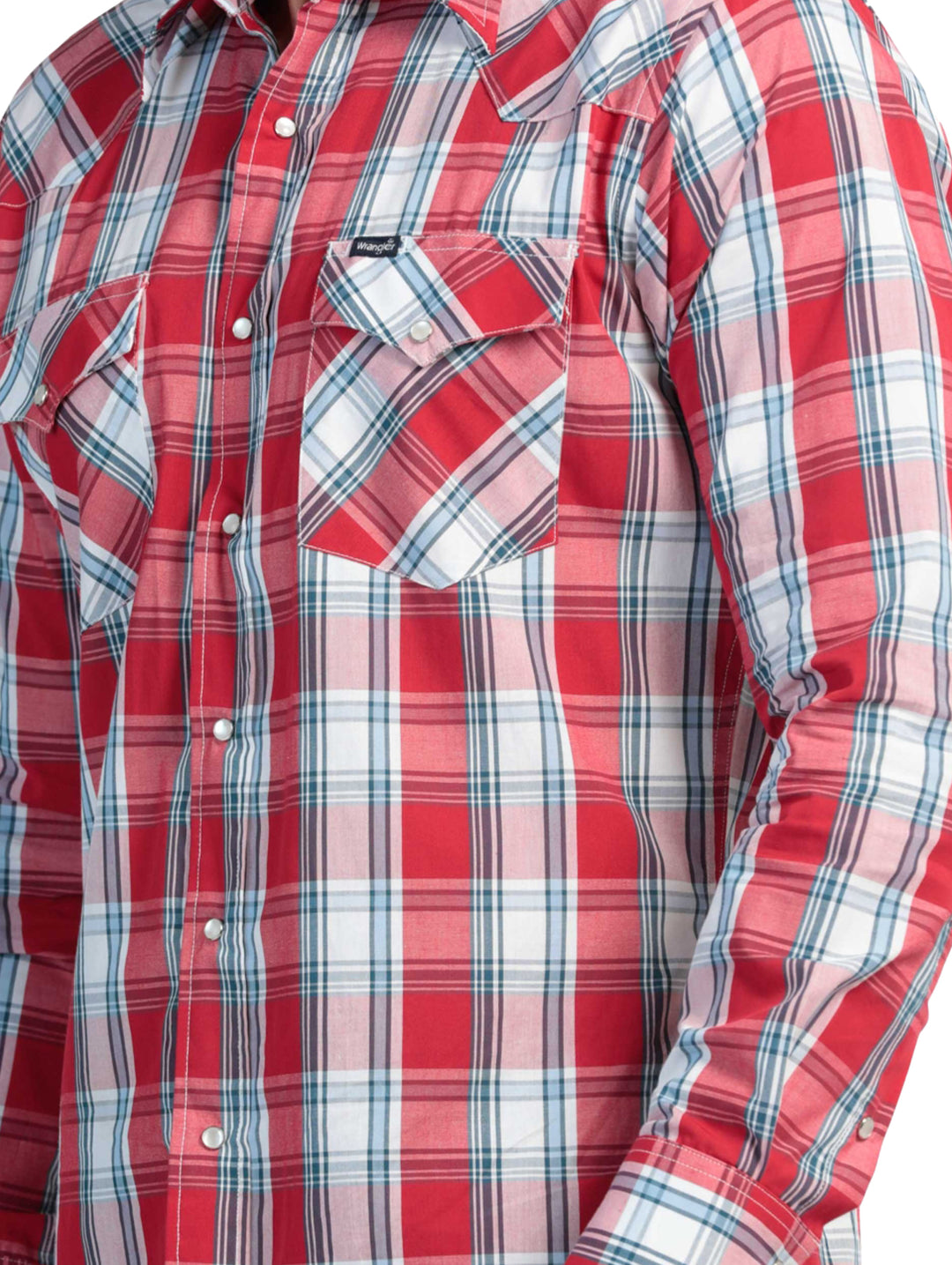 Hombre vistiendo camisa de manga larga a cuadros en colores rojo y blanco de la marca Wrangler.