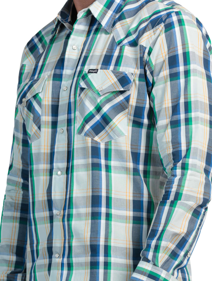 Camisa de manga larga Wrangler con estampado de cuadros en colores azul marino, verde y blanco.