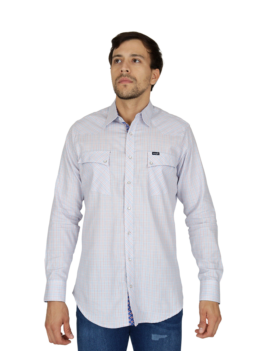 Hombre vistiendo camisa Wrangler de manga larga color lila y rojo con patrón de cuadros.
