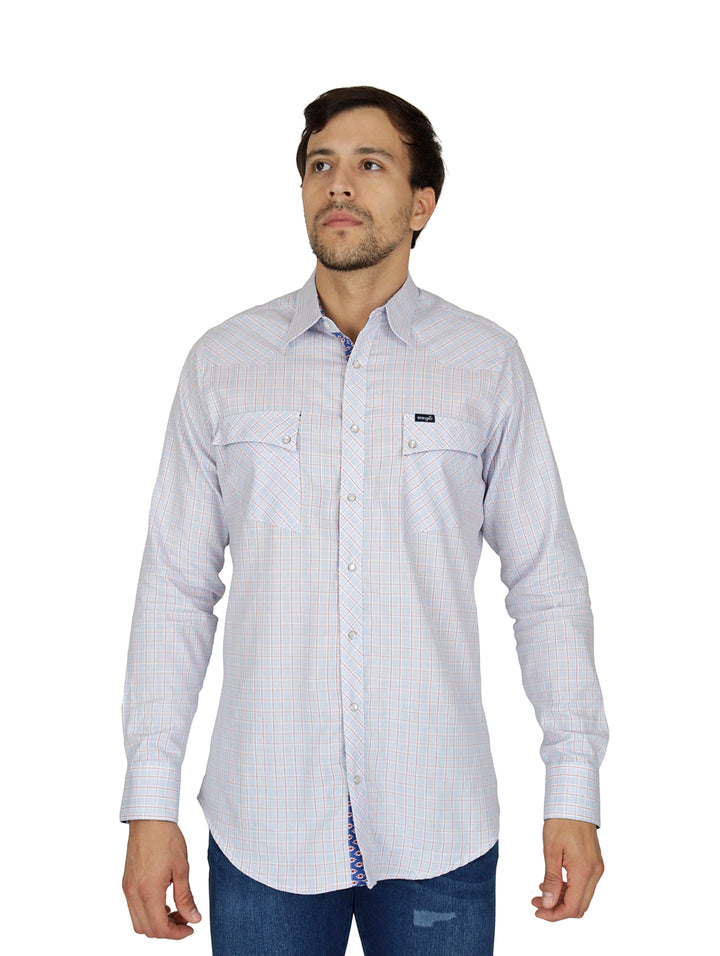 Hombre vistiendo camisa Wrangler de manga larga color lila y rojo con patrón de cuadros.