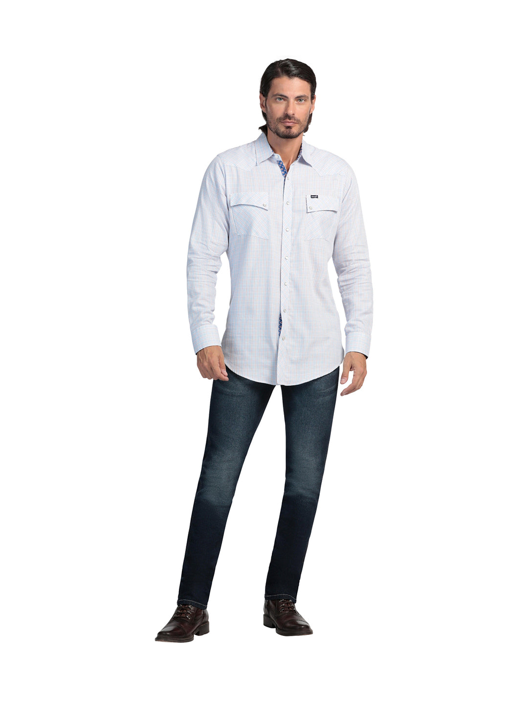 Hombre vistiendo camisa Wrangler de manga larga color lila y rojo con patrón de cuadros.