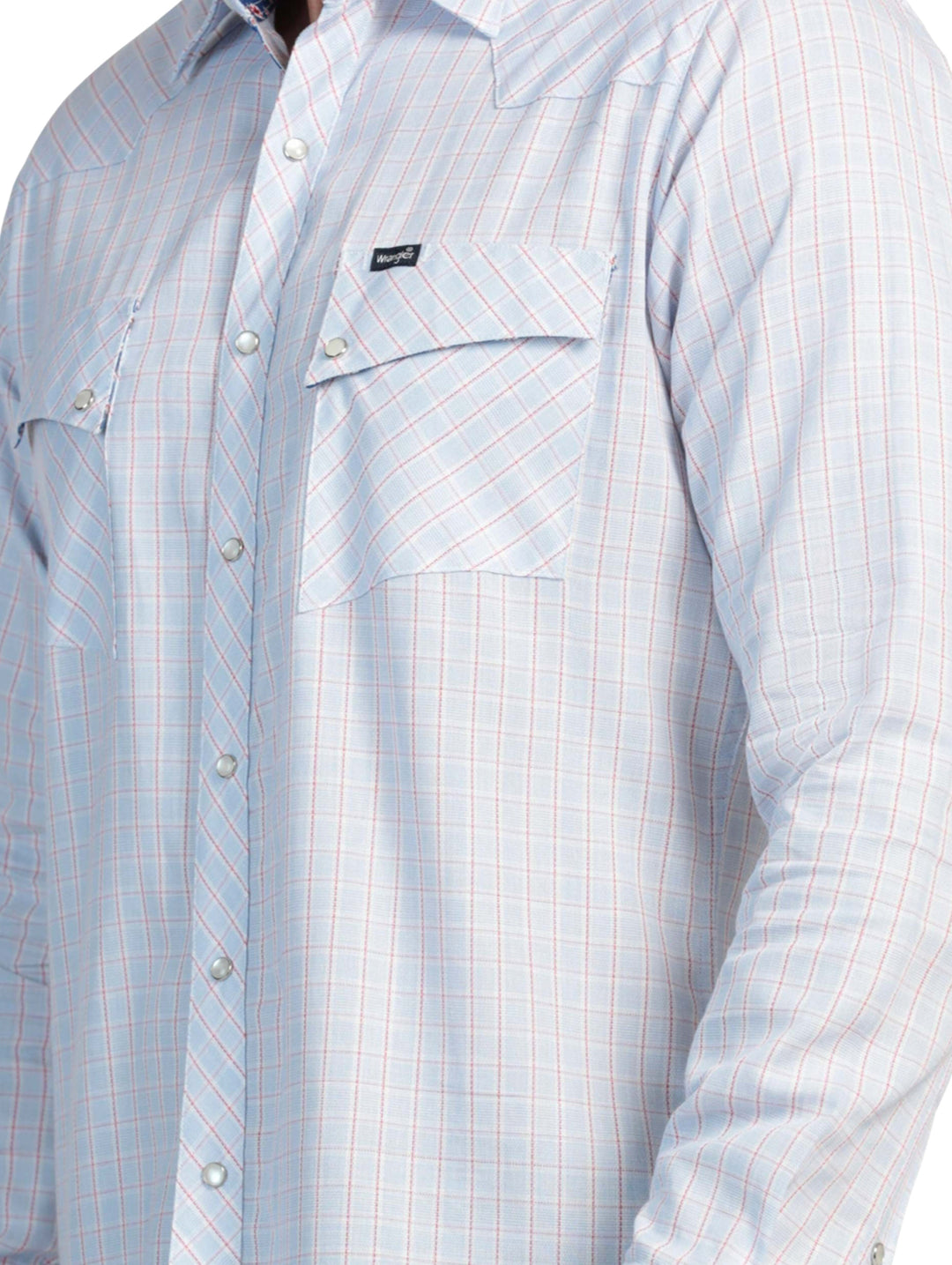 Hombre vistiendo camisa Wrangler de manga larga color lila y rojo con patrón de cuadros.
