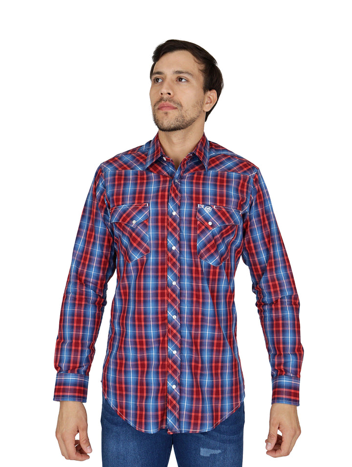 Hombre vistiendo camisa Wrangler de manga larga con estampado de cuadros en color rojo y azul.