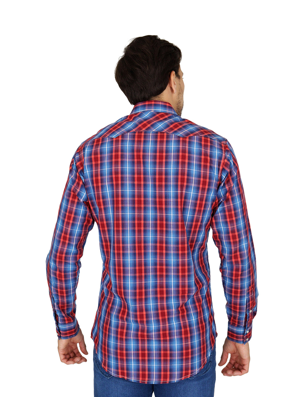 Hombre vistiendo camisa Wrangler de manga larga con estampado de cuadros en color rojo y azul.
