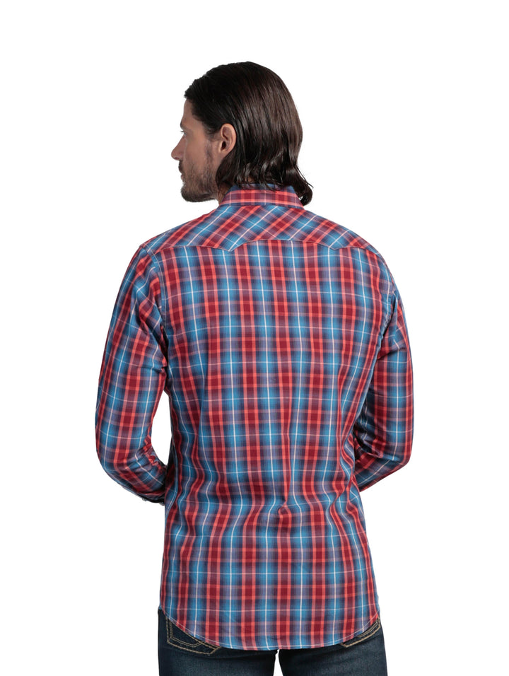 Hombre vistiendo camisa Wrangler de manga larga con estampado de cuadros en color rojo y azul.
