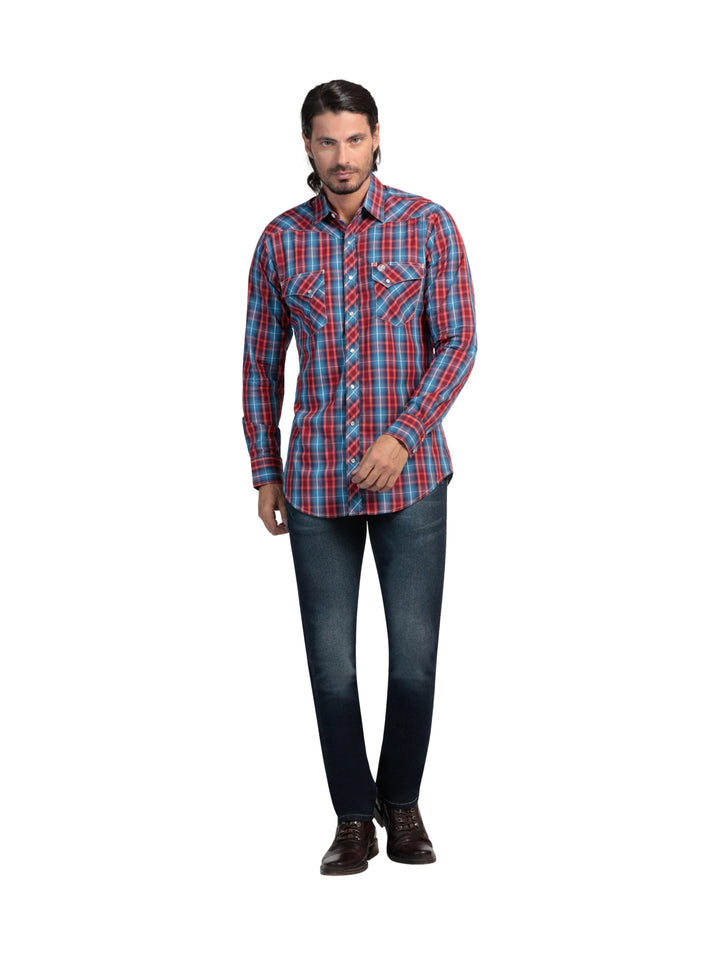 Hombre vistiendo camisa Wrangler de manga larga con estampado de cuadros en color rojo y azul.