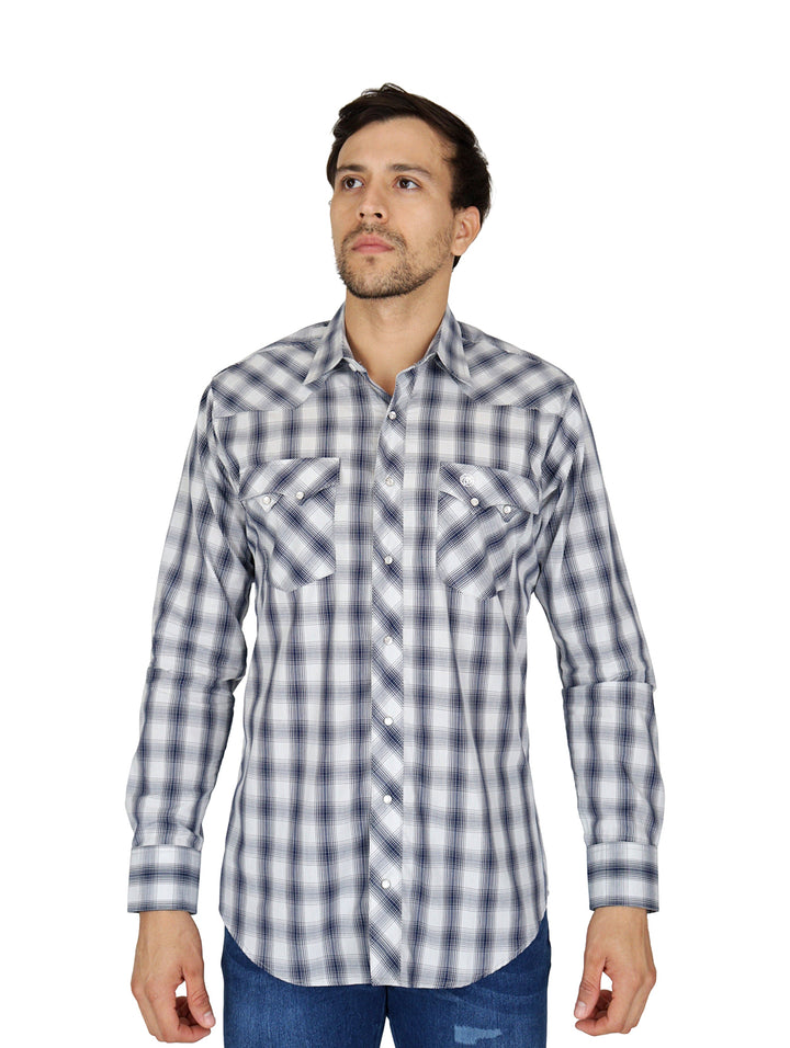 Hombre vistiendo camisa de cuadros azul marino y blanco estilo western de la marca Wrangler.