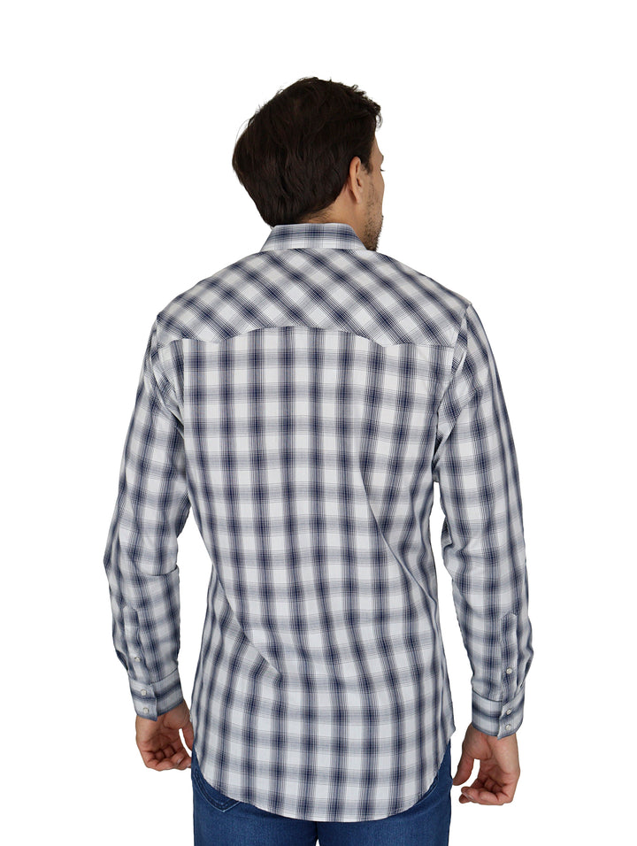 Hombre vistiendo camisa de cuadros azul marino y blanco estilo western de la marca Wrangler.
