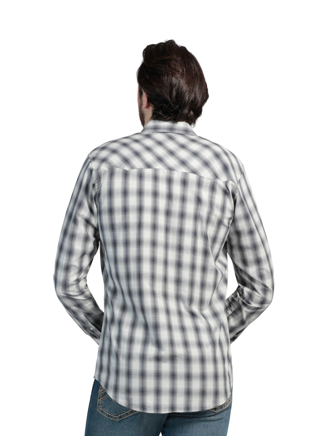 Hombre vistiendo camisa de cuadros azul marino y blanco estilo western de la marca Wrangler.