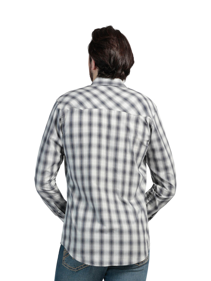 Hombre vistiendo camisa de cuadros azul marino y blanco estilo western de la marca Wrangler.