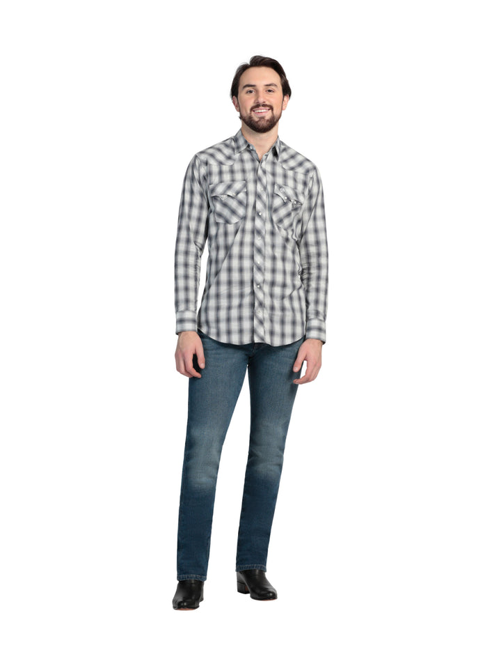 Hombre vistiendo camisa de cuadros azul marino y blanco estilo western de la marca Wrangler.