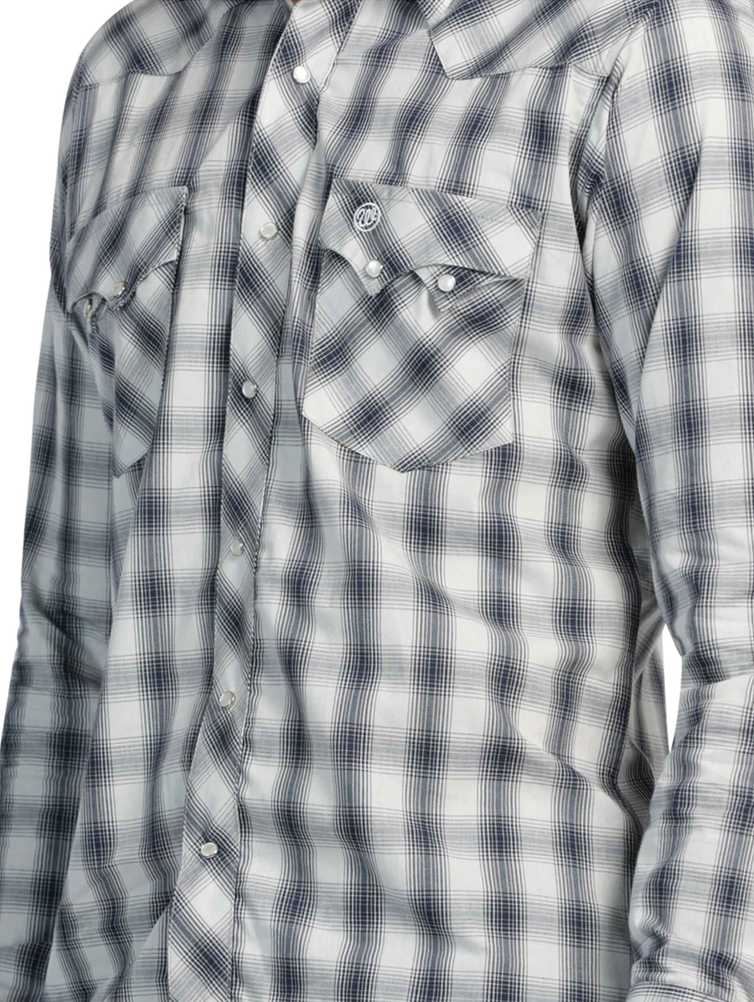 Hombre vistiendo camisa de cuadros azul marino y blanco estilo western de la marca Wrangler.