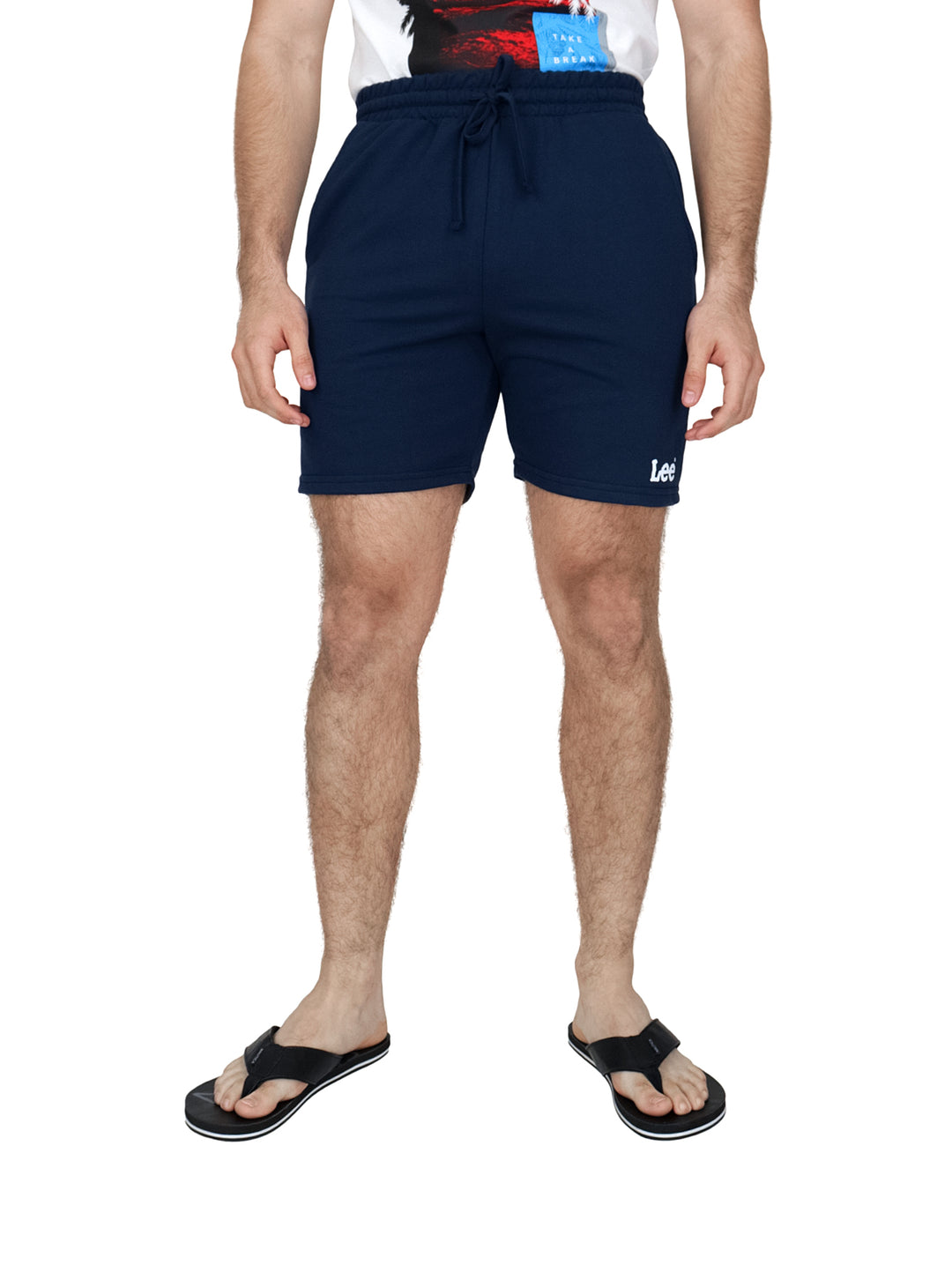 Hombre vistiendo bermudas color azul marino marca Lee con cintura elástica y cordón.