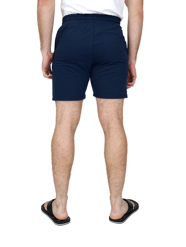 Hombre vistiendo bermudas color azul marino marca Lee con cintura elástica y cordón.