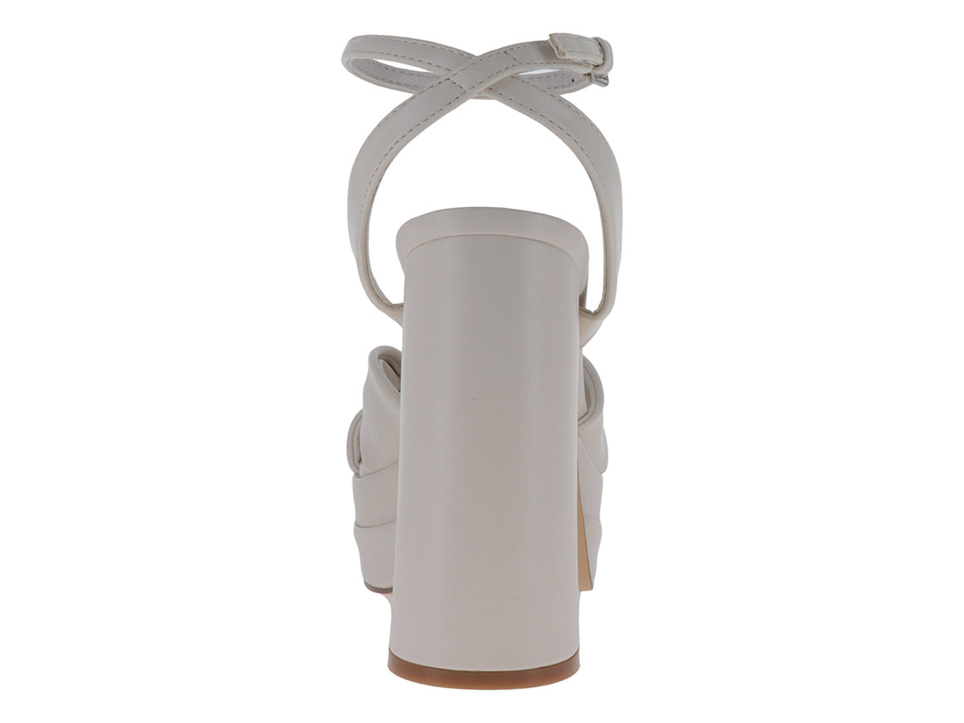 Sandalias Nine West color ivory con plataforma, tacón grueso y detalle de nudo decorativo en la parte frontal.