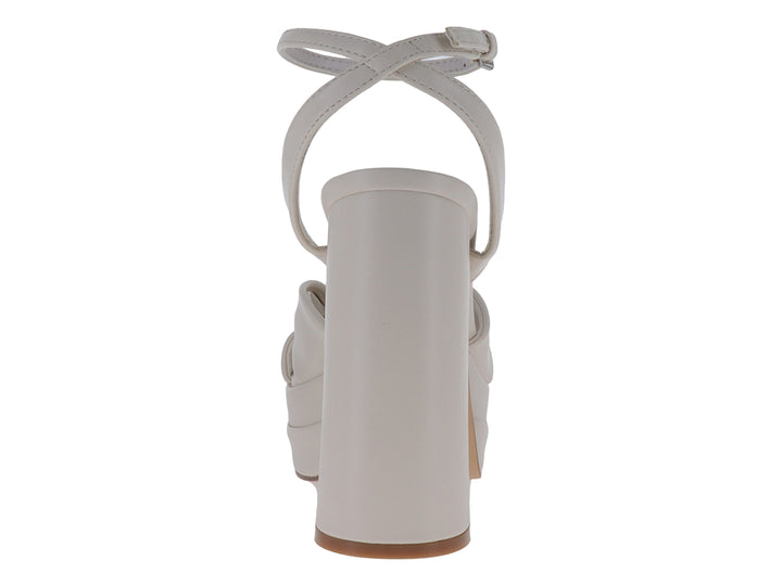 Sandalias Nine West color ivory con plataforma, tacón grueso y detalle de nudo decorativo en la parte frontal.