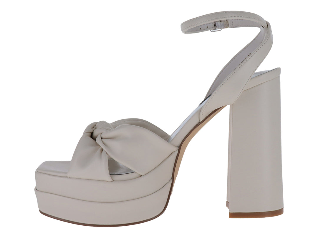 Sandalias Nine West color ivory con plataforma, tacón grueso y detalle de nudo decorativo en la parte frontal.