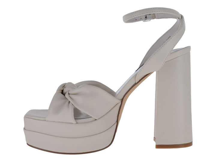 Sandalias Nine West color ivory con plataforma, tacón grueso y detalle de nudo decorativo en la parte frontal.