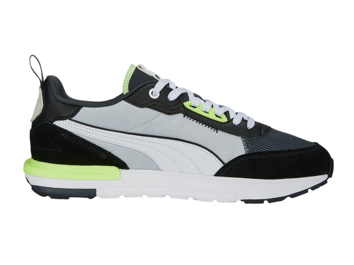 Tenis PUMA R22 en colores negro, gris y blanco con detalles en amarillo neón, vista lateral.