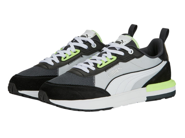 Tenis PUMA R22 en colores negro, gris y blanco con detalles en amarillo neón, vista lateral.