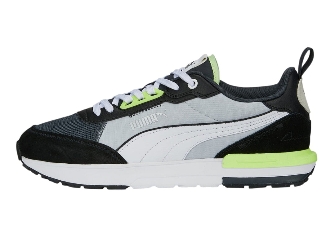 Tenis PUMA R22 en colores negro, gris y blanco con detalles en amarillo neón, vista lateral.