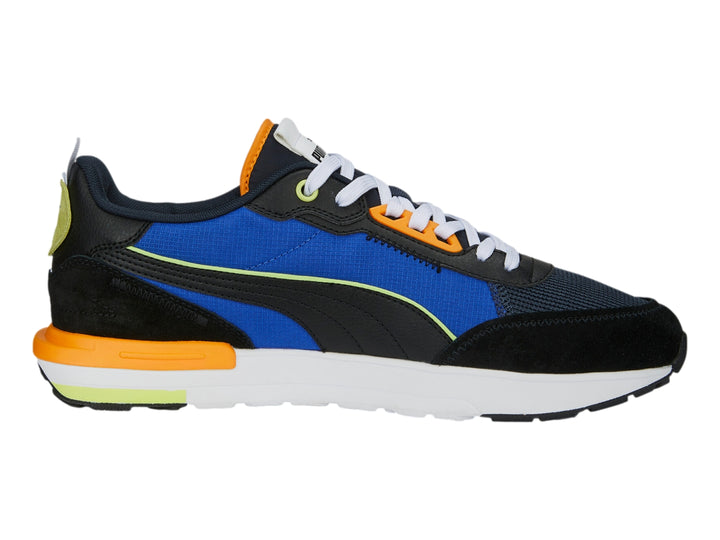 Tenis deportivos PUMA en colores negro, azul y naranja con suela blanca.