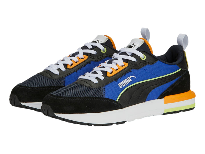Tenis deportivos PUMA en colores negro, azul y naranja con suela blanca.