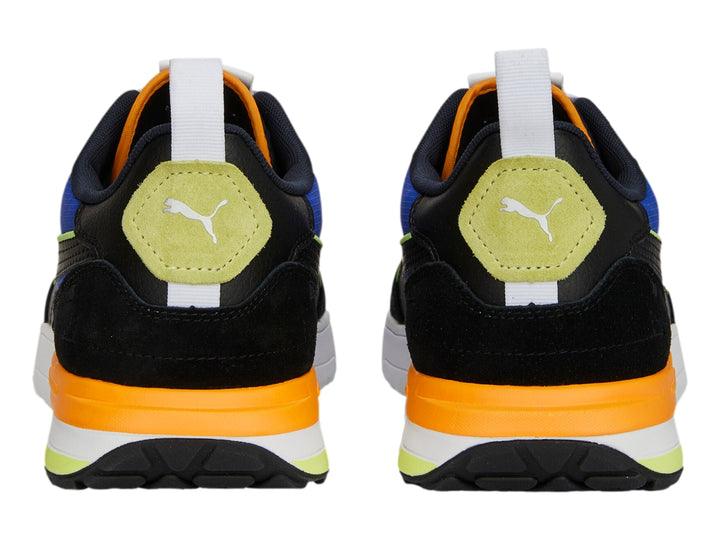 Tenis deportivos PUMA en colores negro, azul y naranja con suela blanca.