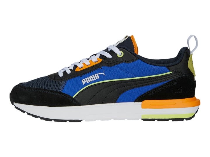Tenis deportivos PUMA en colores negro, azul y naranja con suela blanca.