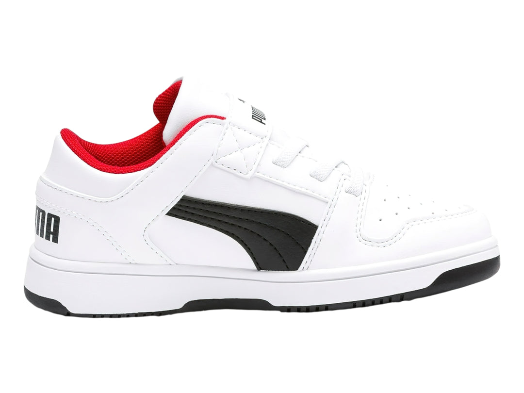 Tenis PUMA blancos con franja negra y forro interior rojo, estilo deportivo de corte bajo.