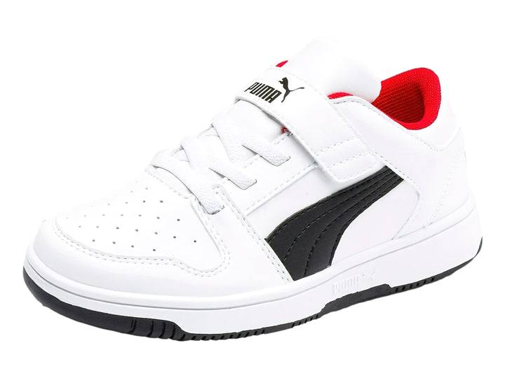 Tenis PUMA blancos con franja negra y forro interior rojo, estilo deportivo de corte bajo.