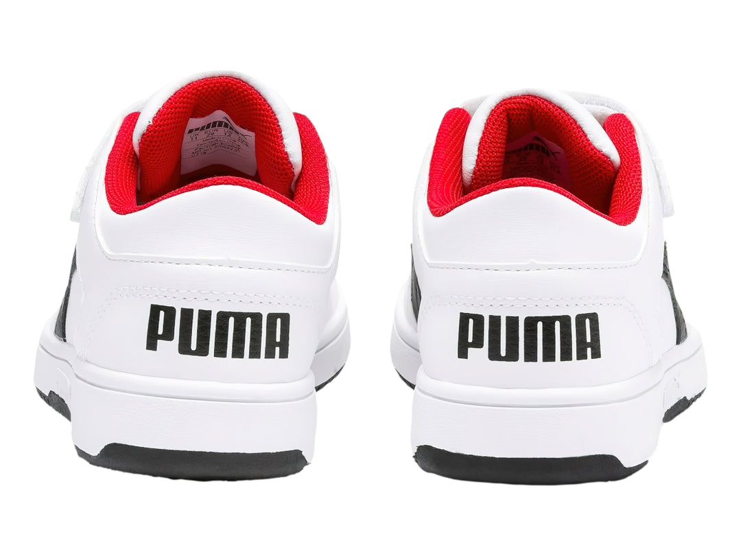 Tenis PUMA blancos con franja negra y forro interior rojo, estilo deportivo de corte bajo.