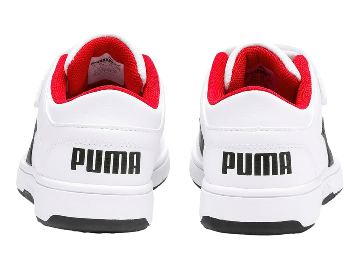 Tenis PUMA blancos con franja negra y forro interior rojo, estilo deportivo de corte bajo.